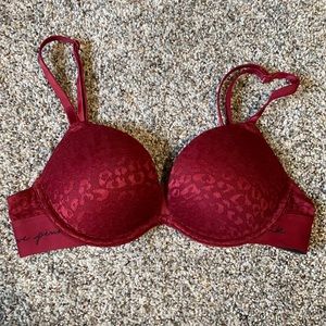 NEVER WORN RED LACY BRA//PUSH UP